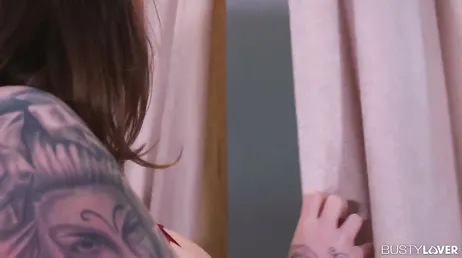 Wat een grote natuurlijke tieten hebben LiLy Madison en Harmony Reigns