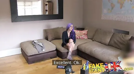 De knullar den här EMO-tjejens rumpa i en XXX porrcasting