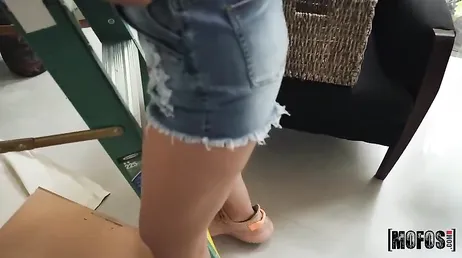 Hjälp grannen måla, hon tackar mig genom att knulla mig