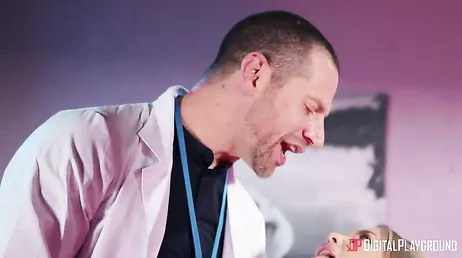 El doctor le hace un chequeo completo a su nueva enfermera