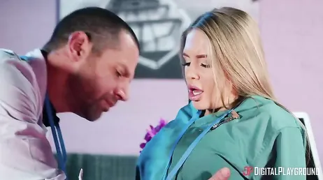 El doctor le hace un chequeo completo a su nueva enfermera