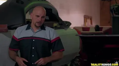 Ze hebben zijn creditcard geblokkeerd, eens kijken hoe hij de monteur nu betaalt...
