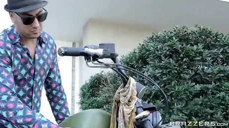 Mamma fångade henne med sin pojkvän efter att ha tillbringat timmar med att leta efter henne