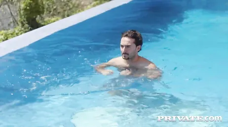 Le poids lourd tend déjà la main, il m'en a marre !