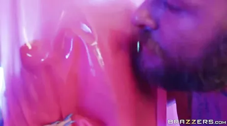 L'éjaculation d'Adriana Chechik laisse la caméra trempée de flux