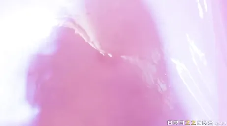 L'éjaculation d'Adriana Chechik laisse la caméra trempée de flux
