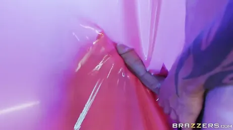 L'éjaculation d'Adriana Chechik laisse la caméra trempée de flux