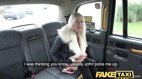 Halten Sie das Taxi an und kommen Sie hierher zurück, damit wir einen guten Fick haben können.