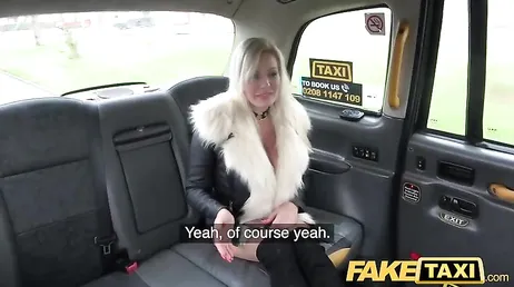 Halten Sie das Taxi an und kommen Sie hierher zurück, damit wir einen guten Fick haben können.