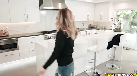 Mon mari ne se mêle de rien, je touche la bite de son meilleur ami...!!