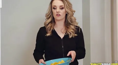 Mon mari ne se mêle de rien, je touche la bite de son meilleur ami...!!