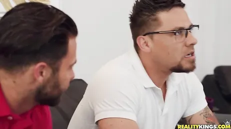 Mon mari ne se mêle de rien, je touche la bite de son meilleur ami...!!