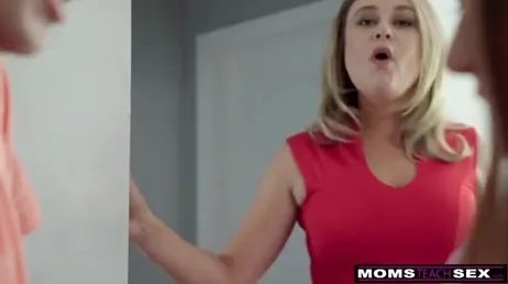Je ne sais pas si la mère ou la fille est plutôt salope, mais elles le sont toutes les deux depuis un moment.