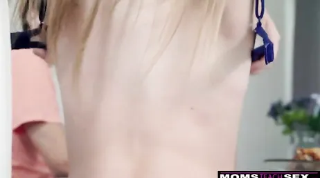 Je ne sais pas si la mère ou la fille est plutôt salope, mais elles le sont toutes les deux depuis un moment.
