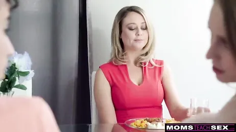 Je ne sais pas si la mère ou la fille est plutôt salope, mais elles le sont toutes les deux depuis un moment.