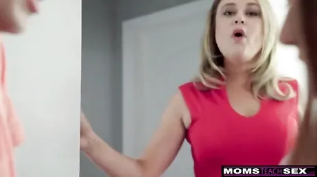 Je ne sais pas si la mère ou la fille est plutôt salope, mais elles le sont toutes les deux depuis un moment.