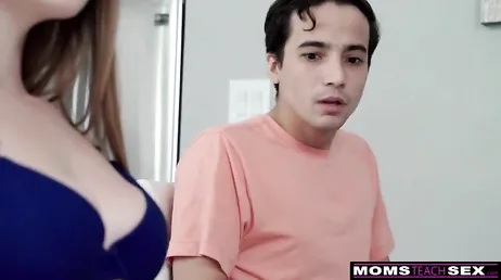 Je ne sais pas si la mère ou la fille est plutôt salope, mais elles le sont toutes les deux depuis un moment.