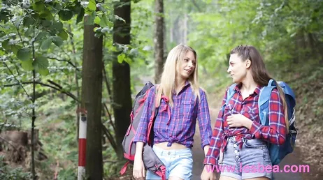 Rebecca Volpetti och Talia Mint träffas för att gå och äta varandras fittor