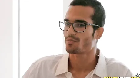 La femme de son ami semble vouloir l'exciter