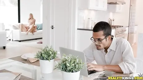 La femme de son ami semble vouloir l'exciter