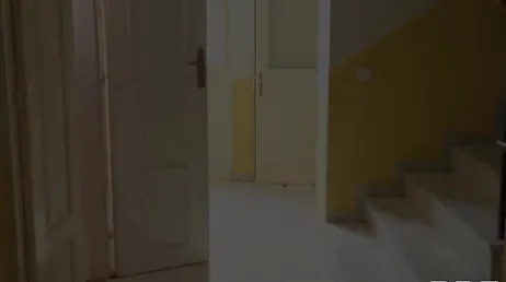 Il déménage son appartement et remplit ses seins de sperme
