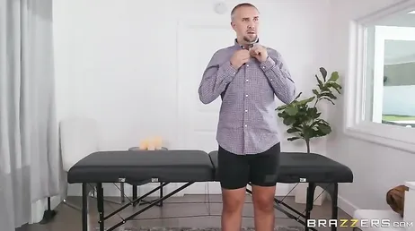 O que ia ser uma massagem acaba sendo uma ótima foda XXX