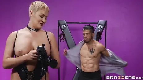 La domina Ryan Keely le va a enseñar a no espiarla...