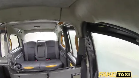 Ich habe mich von der reifen Taxifahrerin in den Arsch ficken lassen, verdammt, sie ist so fett