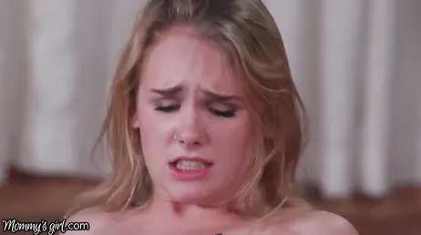 Je me touche en regardant l'amie de ma fille, putain, ça m'excitait