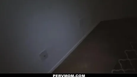 J'espionne maman pendant qu'elle dort, bon sang, quels seins elle a !