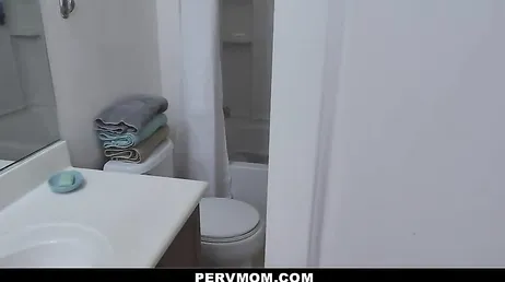 J'espionne maman pendant qu'elle dort, bon sang, quels seins elle a !