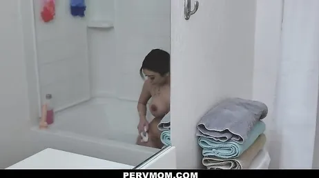 J'espionne maman pendant qu'elle dort, bon sang, quels seins elle a !