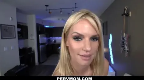 Fucking mom in the kitchen while the food is just being made