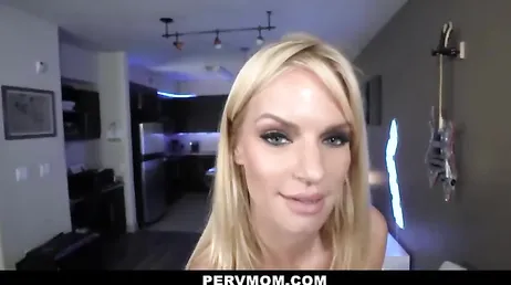 Fucking mom in the kitchen while the food is just being made