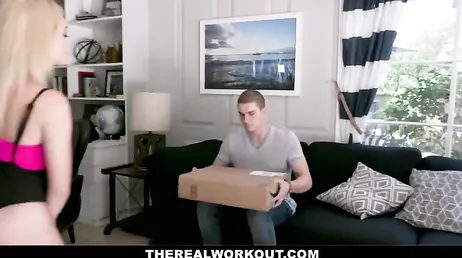 Le gars du magasin de sport l'a aidé à installer la barre d'exercice...