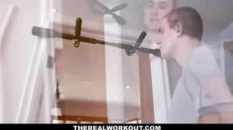 Le gars du magasin de sport l'a aidé à installer la barre d'exercice...