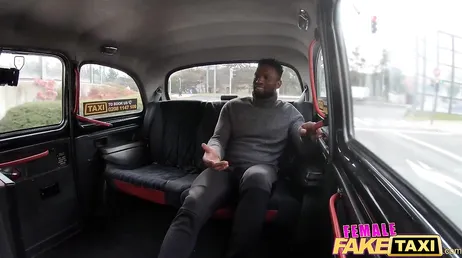 Ich halte das Taxi an, um den Schwanz meines schwarzen Kunden zu lutschen, was für einen Schwanz er hat