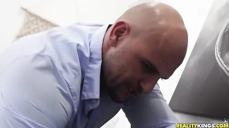Quindi sei bloccato a letto e la tua ragazza non è lì...