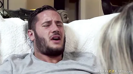 Figliolo, tua madre è molto arrapata, tu ti lasci andare e basta...