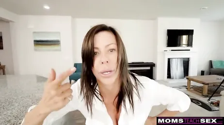 Le tette enormi della mamma sono dannatamente fantastiche