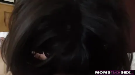 Maman vient de sortir de la douche, putain, elle est chaude...