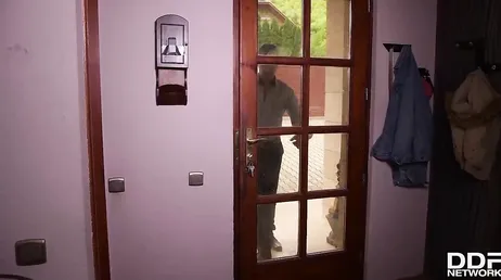 Om hon tar emot honom i underkläder och med de där stora brösten, vill kvinnan ha sex