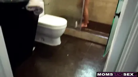 Je me branle en regardant maman quand elle est nue sous la douche