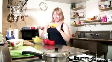 Na wat de vrouw ermee doet, laten we eens kijken wie die banaan eet
