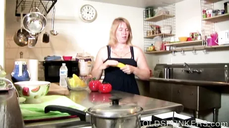 Na wat de vrouw ermee doet, laten we eens kijken wie die banaan eet