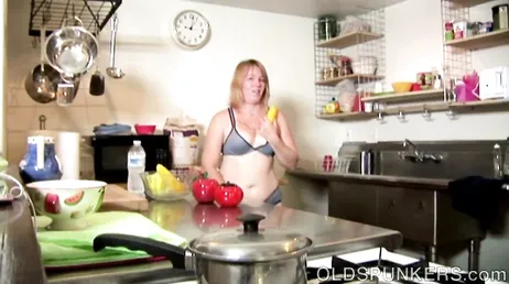 Na wat de vrouw ermee doet, laten we eens kijken wie die banaan eet