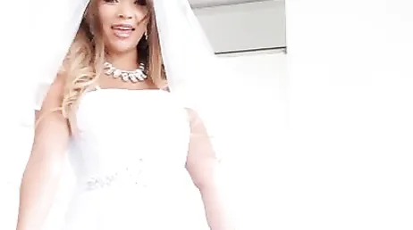 Mama heiratet wieder, sie zeigt mir das Kleid, das sie bei der Hochzeit tragen wird