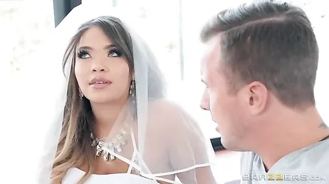 Mama heiratet wieder, sie zeigt mir das Kleid, das sie bei der Hochzeit tragen wird