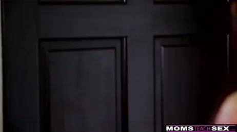Lo ha sorpreso mentre si arrapava guardandola mentre puliva la casa