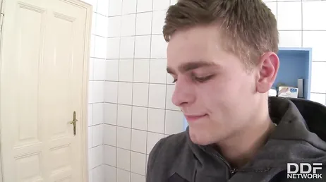 Sjuksköterskan Lucie Wilde tar för väl hand om en av sina patienter